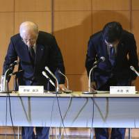 Ryoji Noyori (center), president of the Riken research institute, flanked by executive directors Maki Kawai (left) and Minoru Yonekura, bow in apology during a news conference in Tokyo on Tuesday over falsified STAP cell papers involving its researchers. | AP