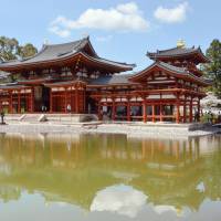 Visitors head to view the renewed Phoenix Hall at Byodoin Temple in the city of Uji, Kyoto Prefecture, on Thursday. | KYODO