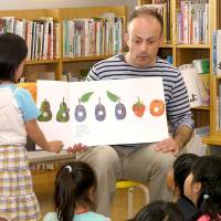 Story time: The bi-monthly \'Eigo time\' events at Iwakura Public Library in Kyoto bring together children and parents interested in English. | NOZOMI IKEDA