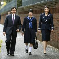 Princess Aiko (center), accompanied by her parents Crown Prince Naruhito and Crown Princess Masako, arrives to attend the entrance ceremony at Gakushuin Girls\' Junior High School in Tokyo on Sunday. | AP
