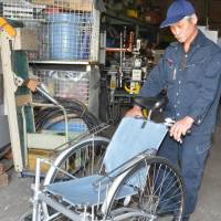 A Qjo is seen in wheelchair form. | CHUNICHI SHIMBUN