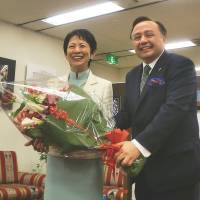 Saudi Arabian Ambassador Abdulaziz Turkistani presents a bouquet to Princess Takamado in gratitude of her contribution to the annual photo exhibition \"Japan through Diplomats\' Eyes\" during an event held on April 23 at the Saudi Arabian Embassy in Tokyo to promote the exhibition, attended by more than 50 ambassadors | CHIHO IUCHI