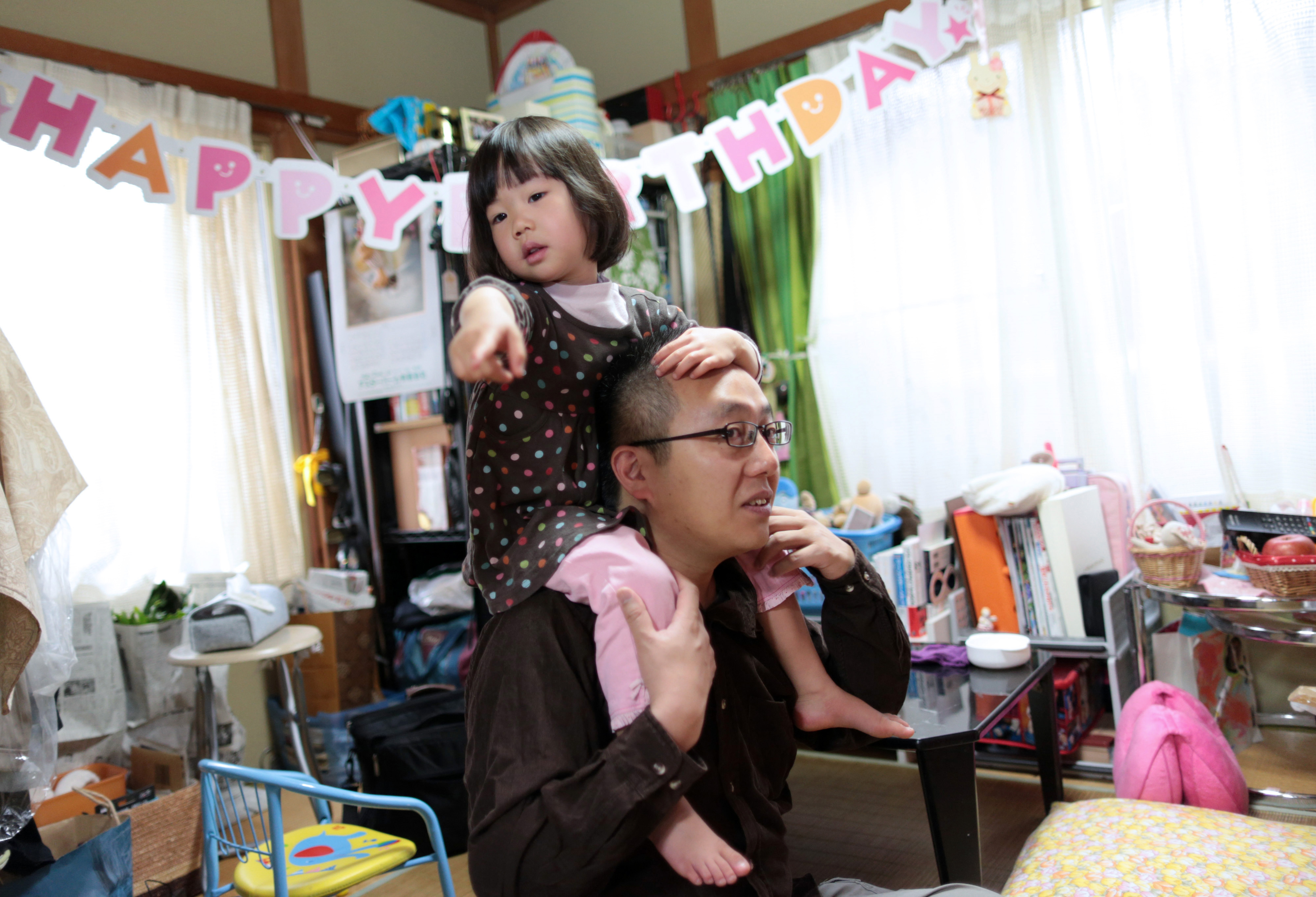 Kazunori Nagai, an Internet media firm manager who is finding it difficult to take paternity leave, spends some rare quality time with his 4-year-old daughter at home in Tokyo on March 2. | BLOOMBERG