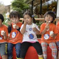 Young visitors enjoy homemade ice cream. | KENJI MIURA