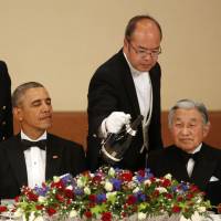 Champagne is poured for U.S. President Barack Obama (second from left) and Emperor Akihito (right) during the state dinner at the Imperial Palace in Tokyo on Thursday. | REUTERS