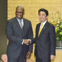 Prime Minister Shinzo Abe and U.N. General Assembly President John Ashe meet Wednesday in Tokyo. | KYODO