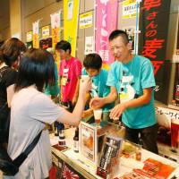 Cheers!: Visitors sample drinks at last year\'s Microbrewery Beer Festa in Hiroshima. | KIMU ITO