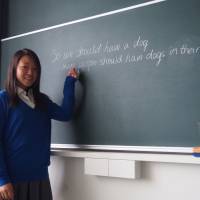 Ambassador for English: Erina Yoshii, who was educated in Britain and the U.S., tutors her school friends at Keio Shonan Fujisawa Junior and Senior High School in Fujisawa, Kanagawa Prefecture, in English on a voluntary basis. | YUI KOBAYASHI