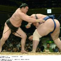 A day\'s work: Yokozuna Hakuho defeats Aoiyama on Tuesday at the Summer Grand Sumo Tournament. | KYODO