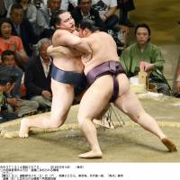 Out you go: Endo pushes yokozuna Kakuryu to the edge of the ring during their bout on Wednesday. | KYODO