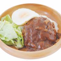 The Loco moco with demi-glace sauce served at Spa Resort Hawaiians in Iwaki, Fukushima Prefecture. | SPA RESORT HAWAIIANS