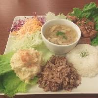 Real deal: The Hawaiian plate lunch at Cinnamon\'s Tokyo branch includes tuna poke, Kalua pig and all the trimmings. | STEVE TRAUTLEIN