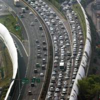 Cars jam the Chugoku Expressway in Takarazuka, Hyogo Prefecture, on Saturday morning. | KYODO