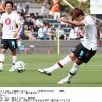 Best foot forward: Vissel Kobe\'s Jung Woo-young takes a free kick during his team\'s 2-1 victory over Shimizu S-Pulse in Nabisco Cup action on Saturday. | KYODO