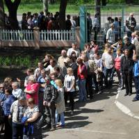 People line up at polling stations during a so-called referendum in the eastern Ukrainian city of Donetsk on Sunday called by pro-Russian rebels in Ukraine\'s east in an effort to split from the rest of the ex-Soviet republic. | AFP-JIJI
