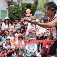 Street style: A performer entertains the audience at last year\'s Hitachi Kokusai Daidougei. | AFP-JIJI