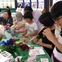 Crafting eco-friendly ideas: Kids and parents take part in a crafting session at Mirai Hotaru Day 2013. | &#169; 2014 \"WOOD JOB!: KAMISARI NAANAA NICHIJO\" SEISAKU IINKAI