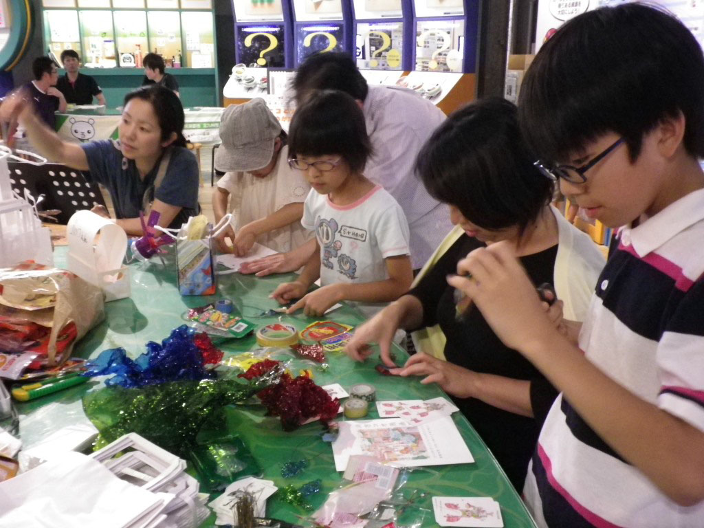 Crafting eco-friendly ideas: Kids and parents take part in a crafting session at Mirai Hotaru Day 2013. | &#169; 2014 'WOOD JOB!: KAMISARI NAANAA NICHIJO' SEISAKU IINKAI