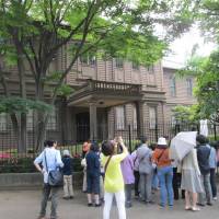 Culture vultures: Visitors take part in a tour during last year\'s Ueno Museum Week. | &#169; 2014 \"WOOD JOB!: KAMISARI NAANAA NICHIJO\" SEISAKU IINKAI