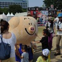Pigging out: Kids meet the festival mascot at Manpaku in Tachikawa, western Tokyo. | &#169; 2014 \"WOOD JOB!: KAMISARI NAANAA NICHIJO\" SEISAKU IINKAI
