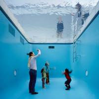 \"The Swimming pool\" (2004) | &#169; LEANDRO ERLICH STUDIO, PHOTO BY NAKAMICHI ATSUSHI / NACÁSA & PARTNERS