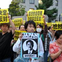 The anti-militarization protest in front of Prime Minister Shinzo Abe\'s office reportedly attracted more than 10,000 demonstrators. | YOSHIAKI MIURA