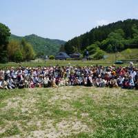 Family reunion : Ninety dogs and 155 people came to Sasayama on May 25 for a reunion for dogs who found new homes (and people who found new dogs) through the efforts of ARK staff and volunteers. | COURTESY OF ARK