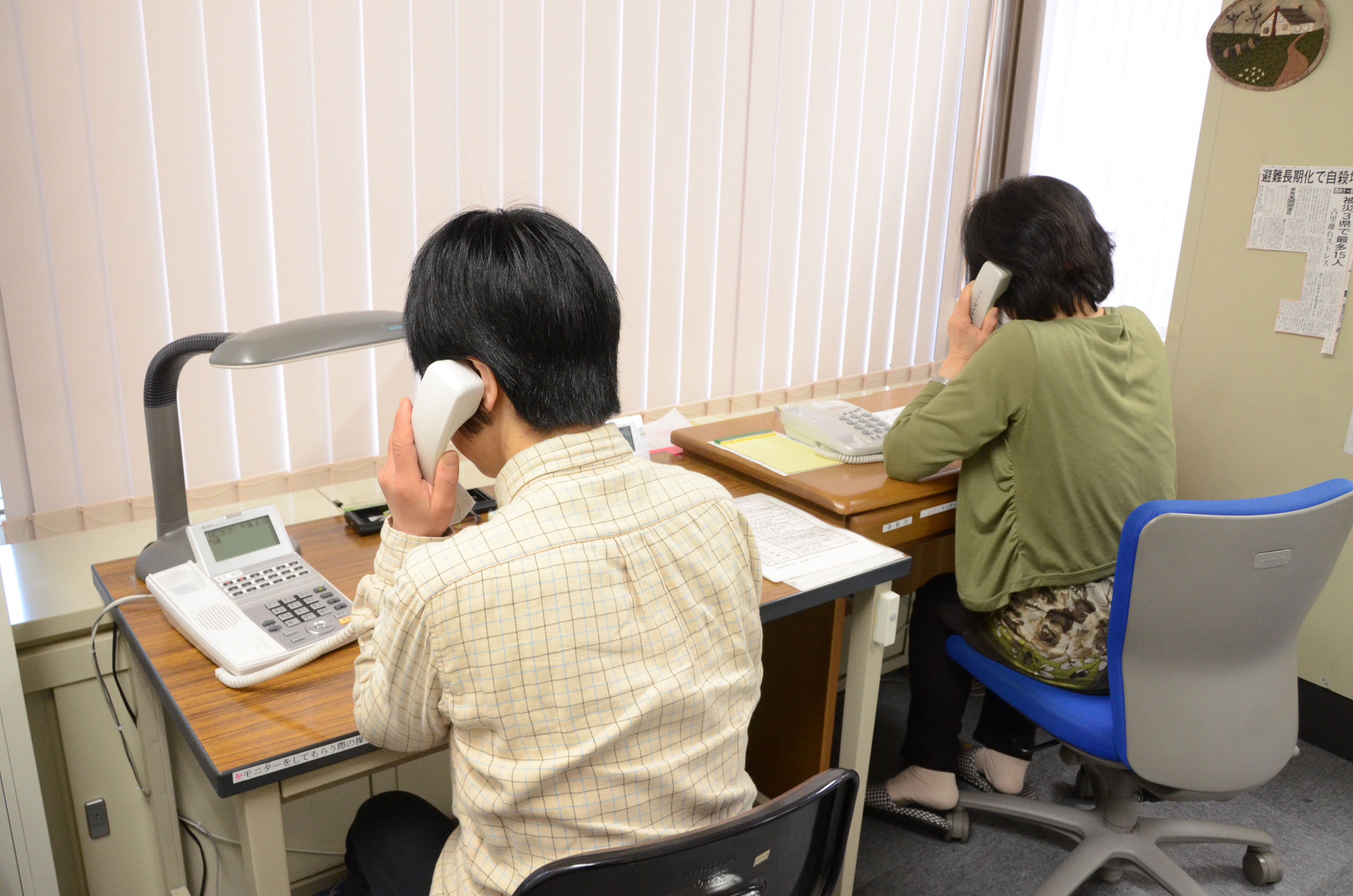 Counselors field calls made to the suicide-prevention hotline Fukushima Inochi no Denwa. | FUKUSHIMA MINPO