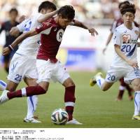 Final flourish: Vissel Kobe\'s Pedro Junior scores in the 93rd minute to give his team a 2-1 win over Vegalta Sendai in the Nabisco Cup on Saturday. | KYODO