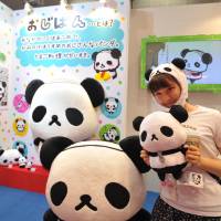 Christmas in June: Visitors check out the thousands of new toys, gadgets and games at the International Tokyo Toy Show on Thursday. | YOSHIAKI MIURA