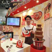 Christmas in June: Visitors check out the thousands of new toys, gadgets and games at the International Tokyo Toy Show on Thursday. | YOSHIAKI MIURA