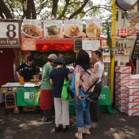 Let\'s get together: Visitors enjoy dishes at last year\'s One Love Jamaica Festival. | &#169; 2014 \"WATASHI NO OTOKO\" SEISAKU IINKAI