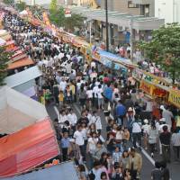 Festival fun: Visitors enjoy the numerous stalls at the Enma-ichi festival. | &#169; KOITSUKIHIME, LUNA ANGELICO