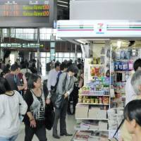 One of the kiosks Seven-Eleven Japan Co. has taken over, at JR West\'s Kyoto Station. The convenience store giant is opening around 500 outlets at JR West stations across western Japan. | KYODO