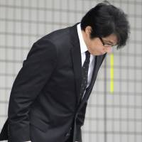 Pop singer-songwriter Aska bows after being released on bail Thursday following his indictment for alleged possession and use of stimulant drugs. | KYODO