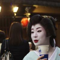 Geiko Miharu, of Gion Higashi, enjoys a Shinto festival in Gion, Kyoto, on May 13. | <a href=http://www.japanexperterna.se>JAPANEXPERTERNA</a> /<a href=https://creativecommons.org/licenses/by-sa/2.0/>CC BY-NC-SA 2.0</a>