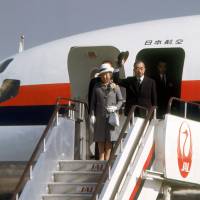 Emperor Hirohito and Empress Nagako board a plane at Tokyo’s Haneda airport bound for Europe in September 1971. | KYODO