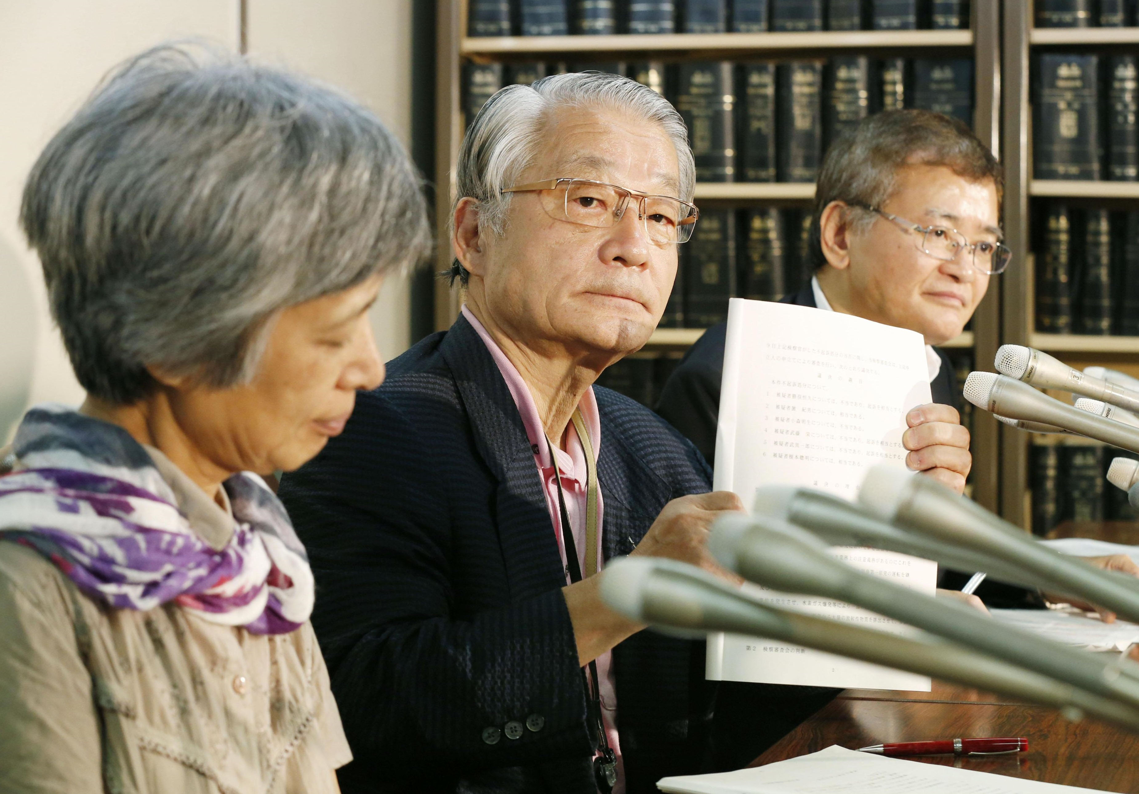 Lawyer Hiroyuki Kawai (center), who represents a group of citizens who demanded a review of prosecutors' judgment on former Tepco executives, holds a news conference Thursday in Tokyo. | KYODO