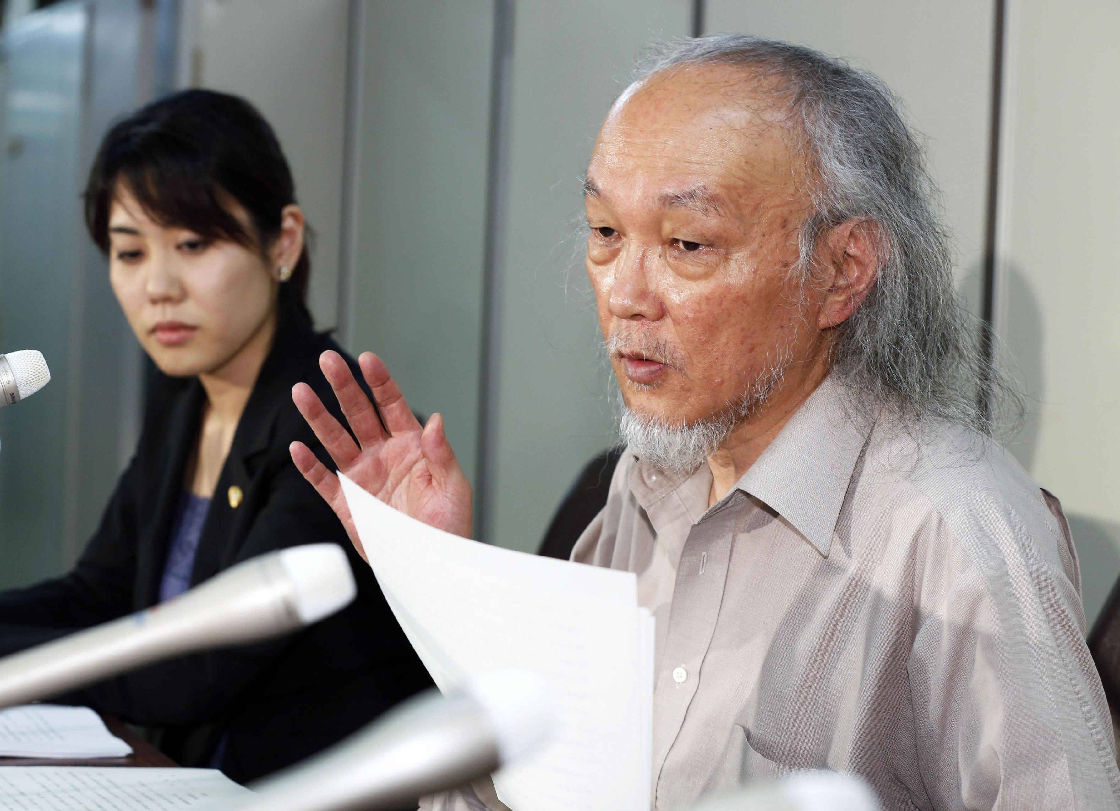 Hisao Seto, a lawyer representing an 82-year-old ethnic Chinese permanent resident of Oita, addresses reporters in Tokyo on Friday after the Supreme Court ruled that permanent foreign residents are ineligible for welfare benefits. | KYODO