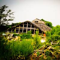 All falls down: A neglected farmhouse in Toyama. Some households in Japan have been in a functioning state of collapse for years. | &#34;COLLAPSED FARM HOUSE&#34; BY PATRICK DEP, USED UNDER CC BY-SA 2.0