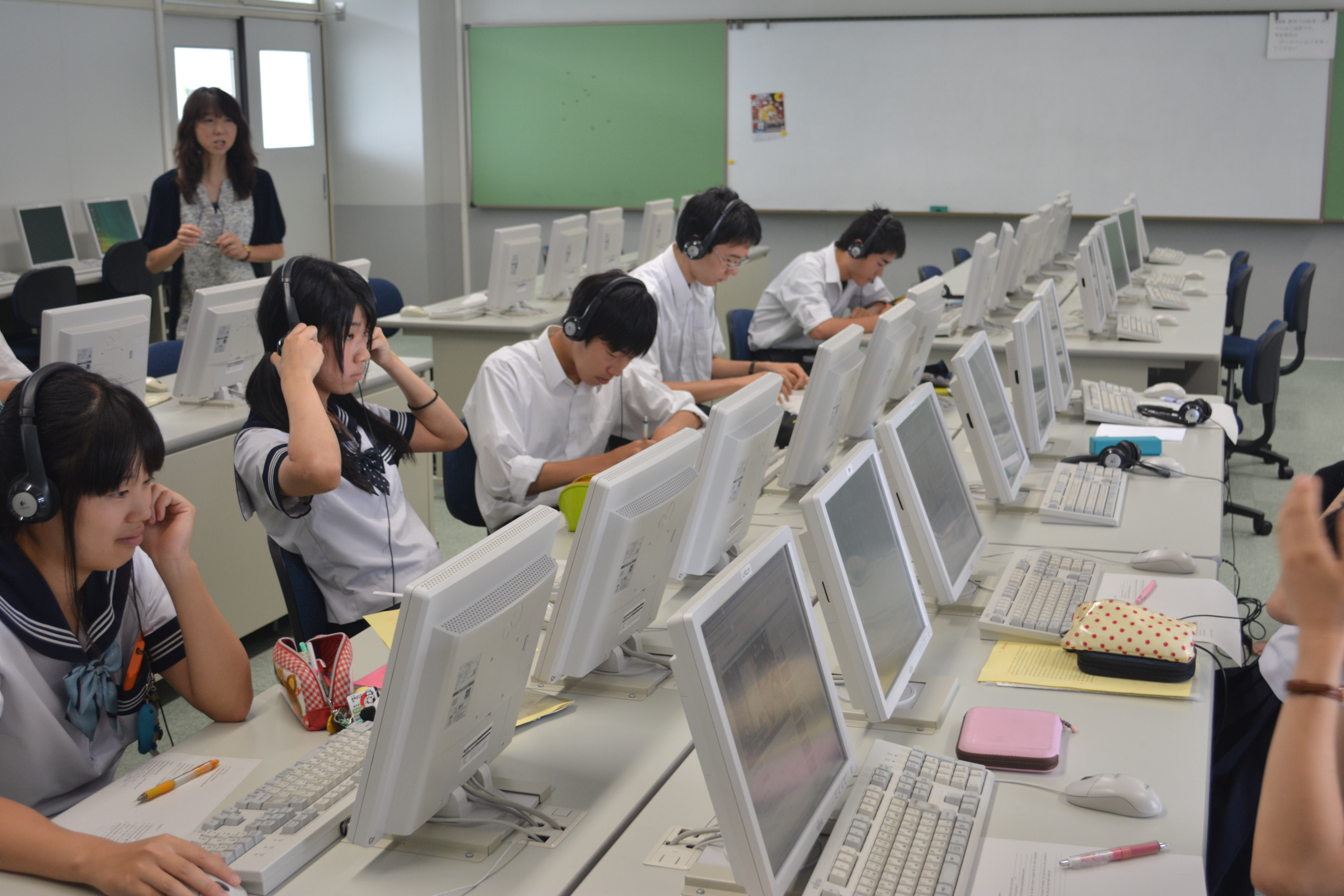 Teach to the test: Students at an Osaka high school take a TOEFL iBT practice exam. The Osaka Board of Education is introducing teaching toward the Internet-based TOEFL iBT exam to nine high schools next year, and eight more in 2016.   | J.J. O'DONOGHUE