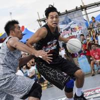 Ready for the big time: Tomoya Ochiai tries to get around Takashi Yasumuro during the Red Bull King of the Rock Japan Finals on Sunday. Ochiai hoping to lift Japan's 1-on-1 profile