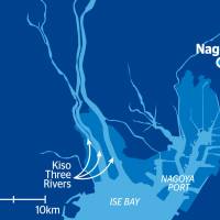 Map based on data compiled by Coastal, Marine and Disaster Prevention Department Director Takeshi Suzuki. The map shows areas (light blue) in Ise Bay that are at risk of flooding if a 1-meter rise in sea levels coincides with a high tide and a typhoon that is 1.3 times stronger than the 1959 Ise Typhoon. | ILLUSTRATION BY ANDREW LEE