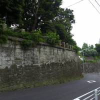 All downhill: A road off Gaien Higashi Boulevard descends quite sharply. | REBECCA MILNER