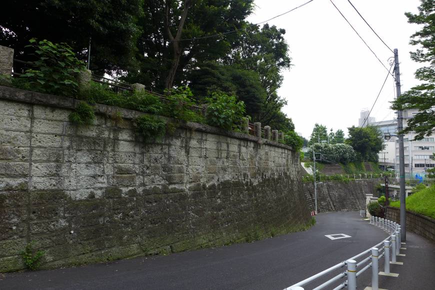 All downhill: A road off Gaien Higashi Boulevard descends quite sharply.