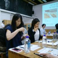 Participants make natural coconut oil toothpaste. | CHIHO IUCHI