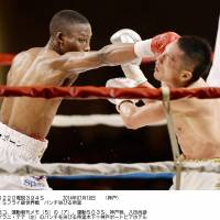 On target: South Africa\'s Zolani Tete punches Teiru Kinoshita during the seventh round of their IBF vacant super flyweight title bout on Friday in Kobe. Tete won by unanimous decision. 　 | KYODO