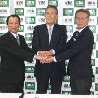 A pledge to meet: NBL Japan president Mitsuru Maruo (left), JBA president Yasuhiko Fukatsu (center) and bj-league commissioner Toshimitsu Kawachi say they are committed to holding talks concerning a new Japan pro league planned for the 2016-17 season. | KAZ NAGATSUKA