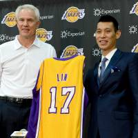 Time for a fresh start: Jeremy Lin (right) stands with Lakers GM Mitch Kupchak during his introductory news conference on Thursday in El Segundo, California. | REUTERS/USA TODAY SPORTS