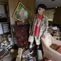 Steve Brody inspects damage to the interior of his mobile home in Napa, California, after an earthquake left at least three critically injured in the state\'s northern Bay Area early Sunday. | AP